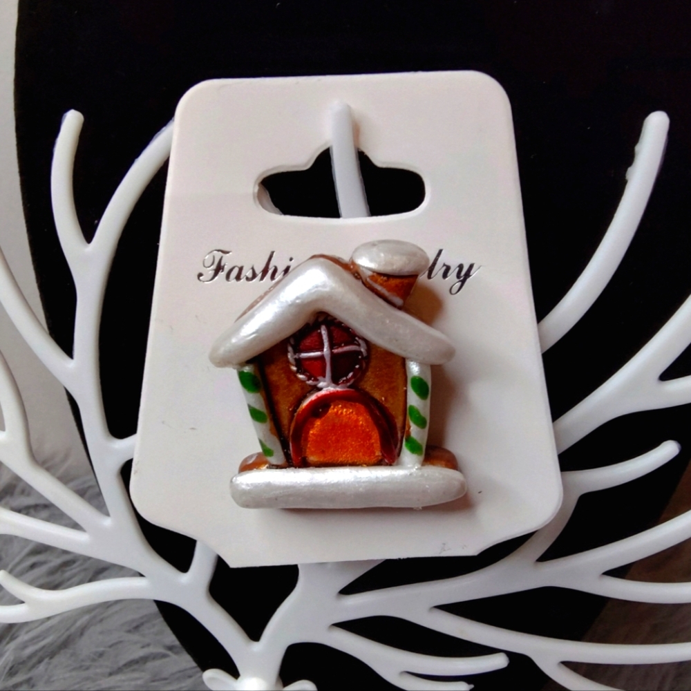 🎄 Gingerbread House Brooch Lapel Pin With Snow